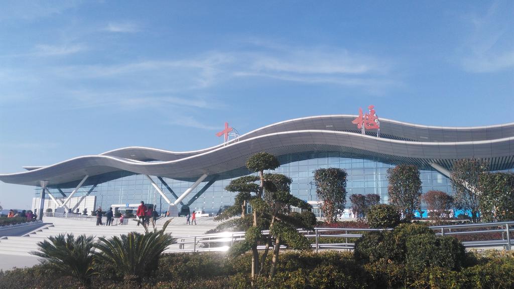 Wudangshan Yinjie Holiday Hotel Danjiangkou ภายนอก รูปภาพ